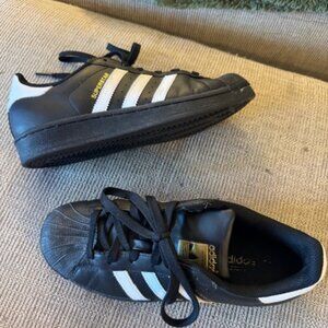 ADIDAS SUPERSTARS - SUPER COMFY! SIZE 6 M  (female size 7.5)